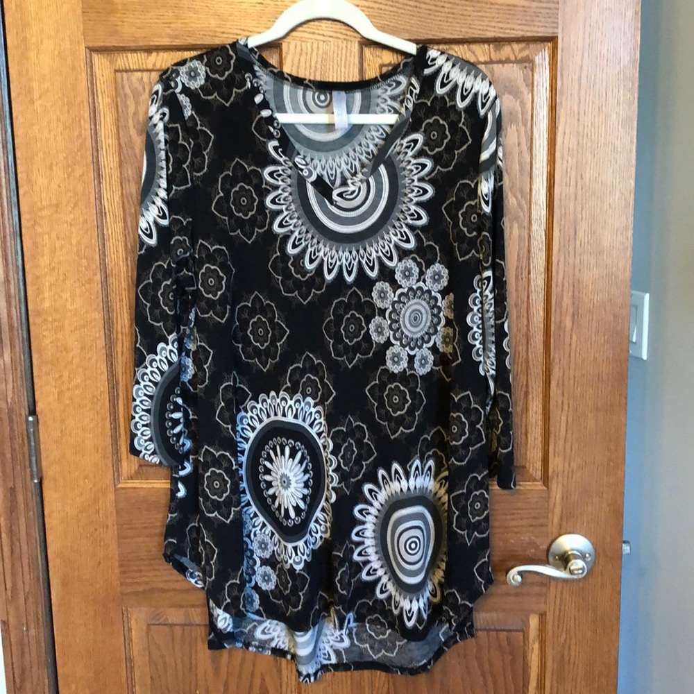 Black & White Floral Medallion Tunic Top